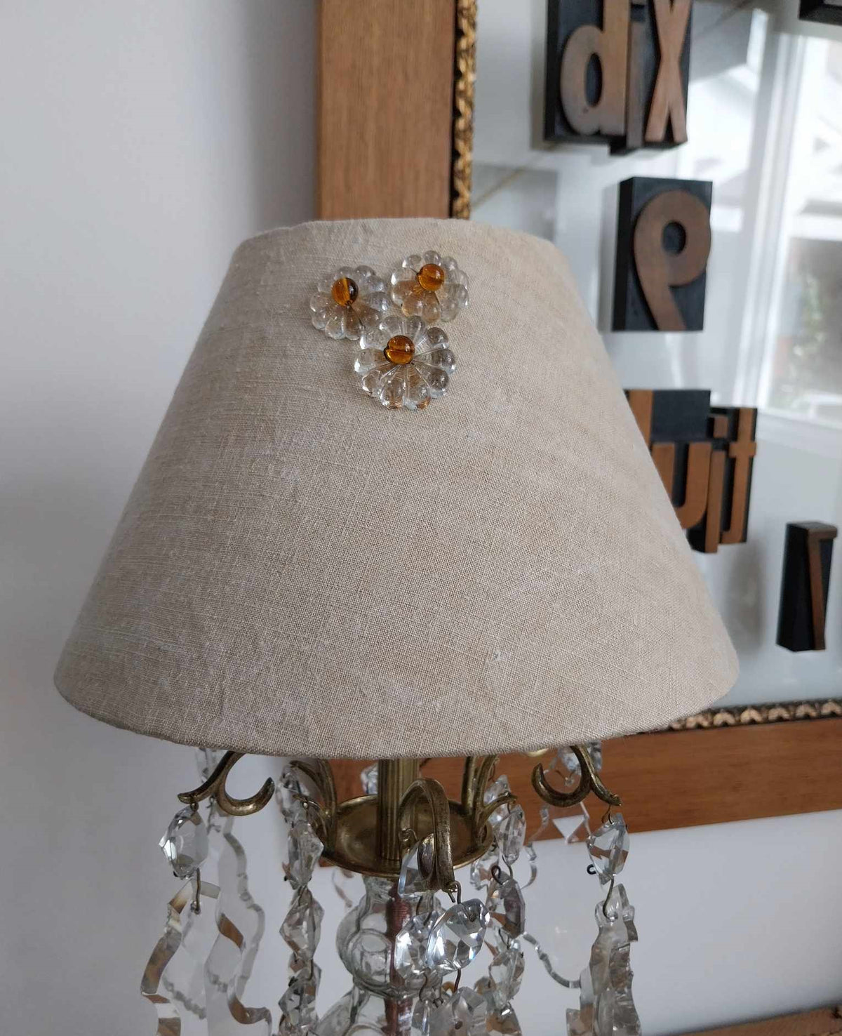 "MARIE ANTOINETTE", lampe à poser façon girandole, abat-jour chanvre. Pièce unique.