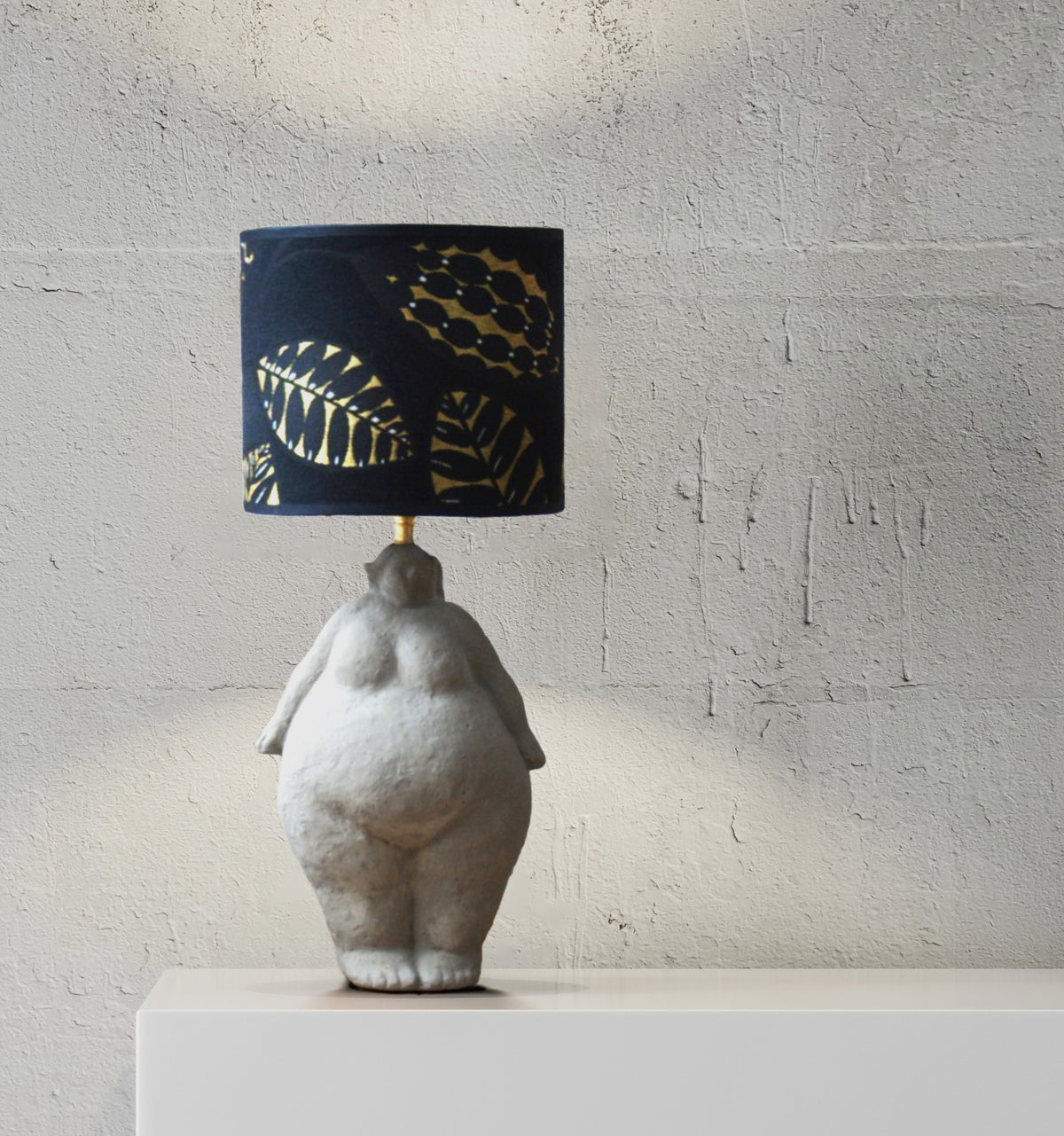 Lampe à poser sculpture femme ciment, abat jour tambour jacquard Thevenon.