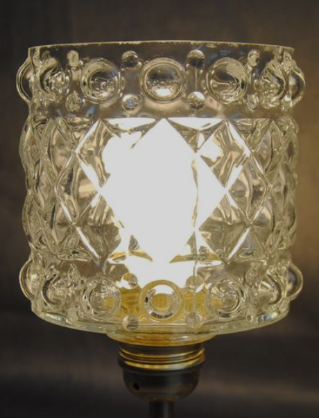 Mathilde , lampe à poser verrerie vintage et opaline. Pièce unique.