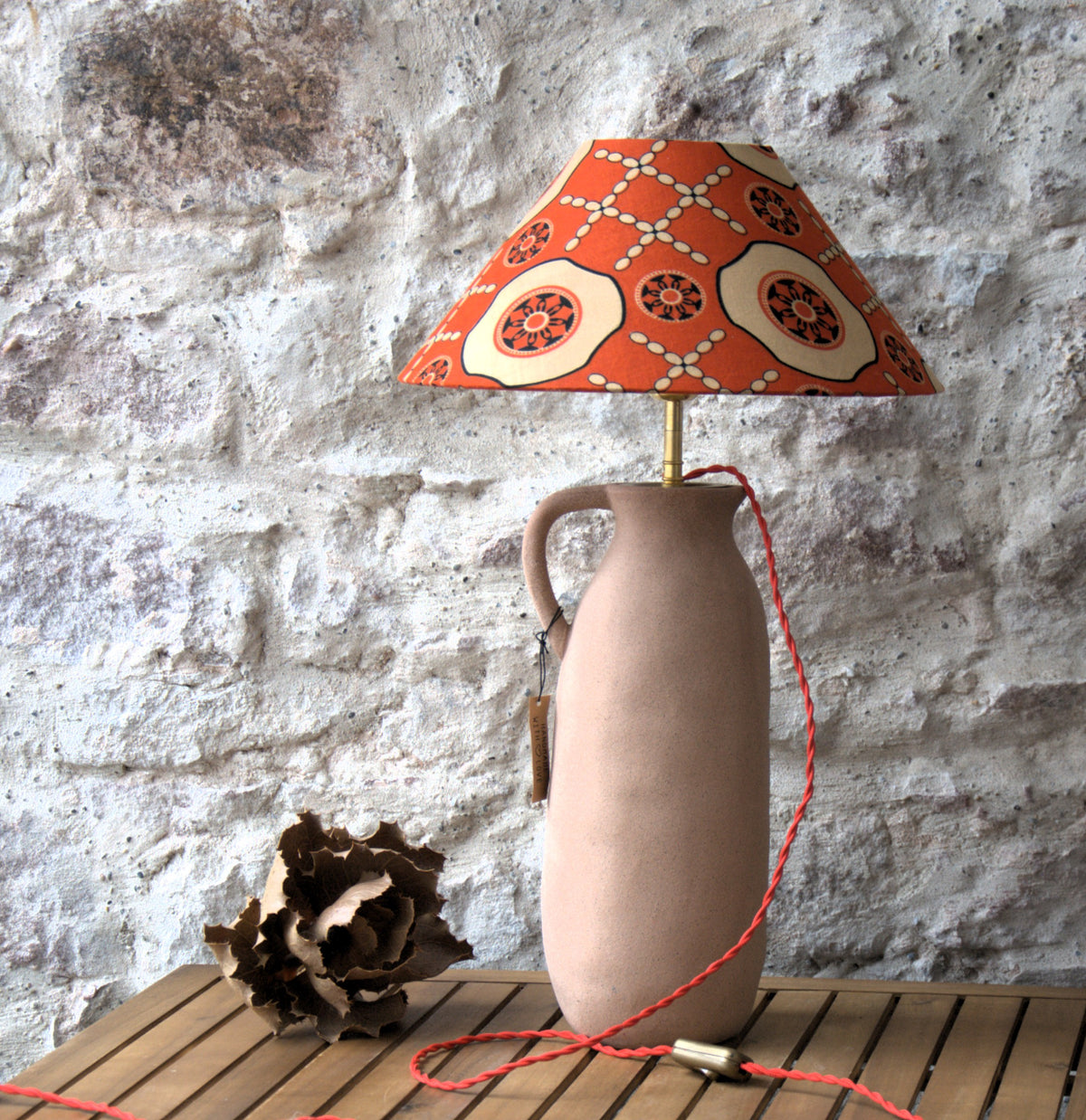 Lampe à poser jarre en argile ocre et abat-jour conique motif fleuri . Pièce unique.
