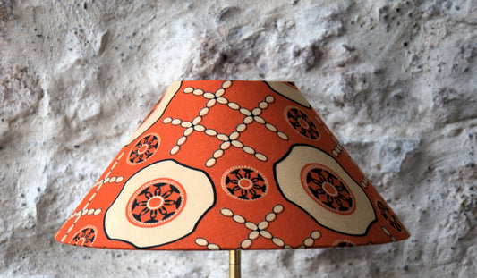 Lampe à poser jarre en argile ocre et abat-jour conique motif fleuri . Pièce unique.