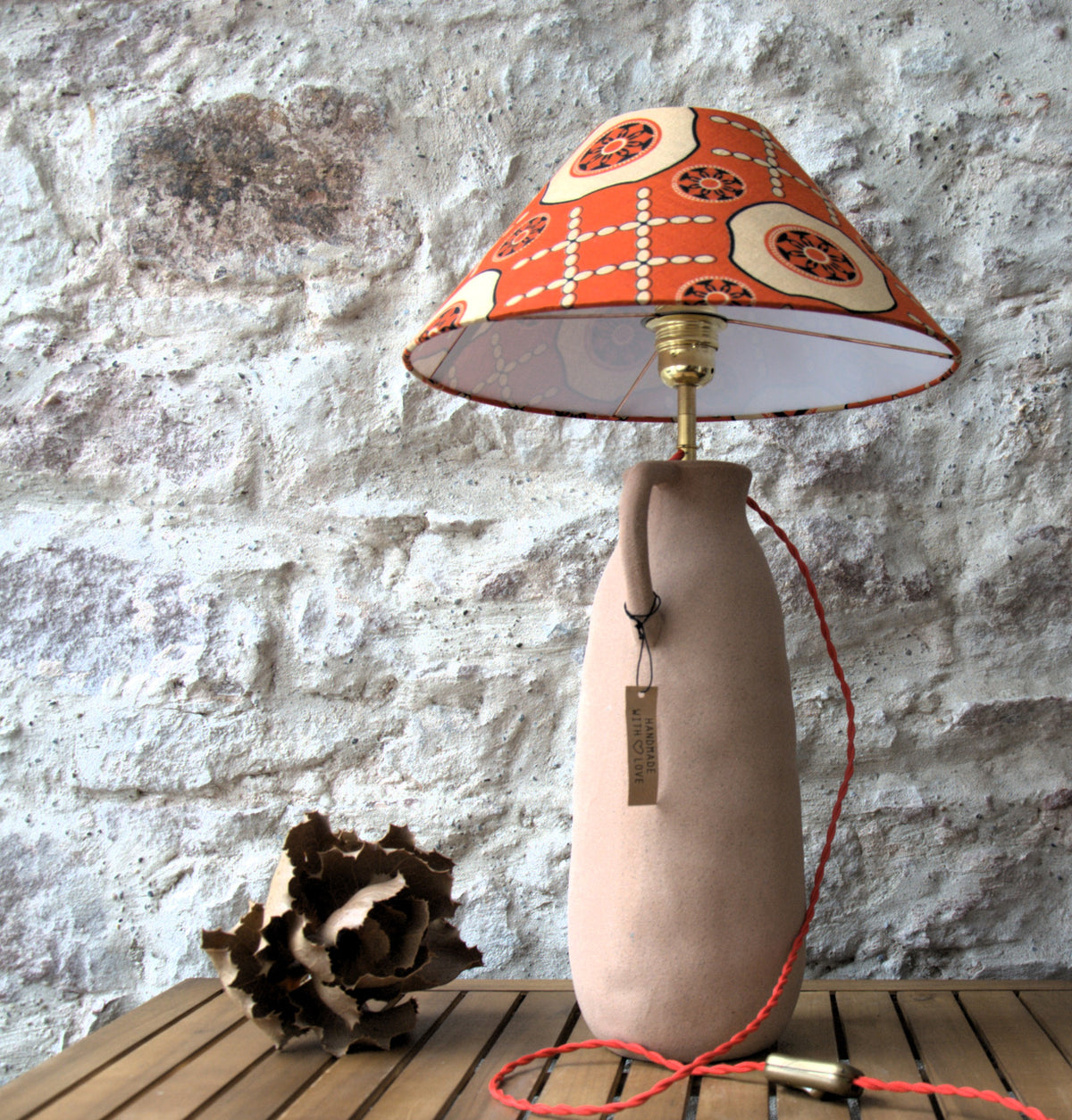 Lampe à poser jarre en argile ocre et abat-jour conique motif fleuri . Pièce unique.