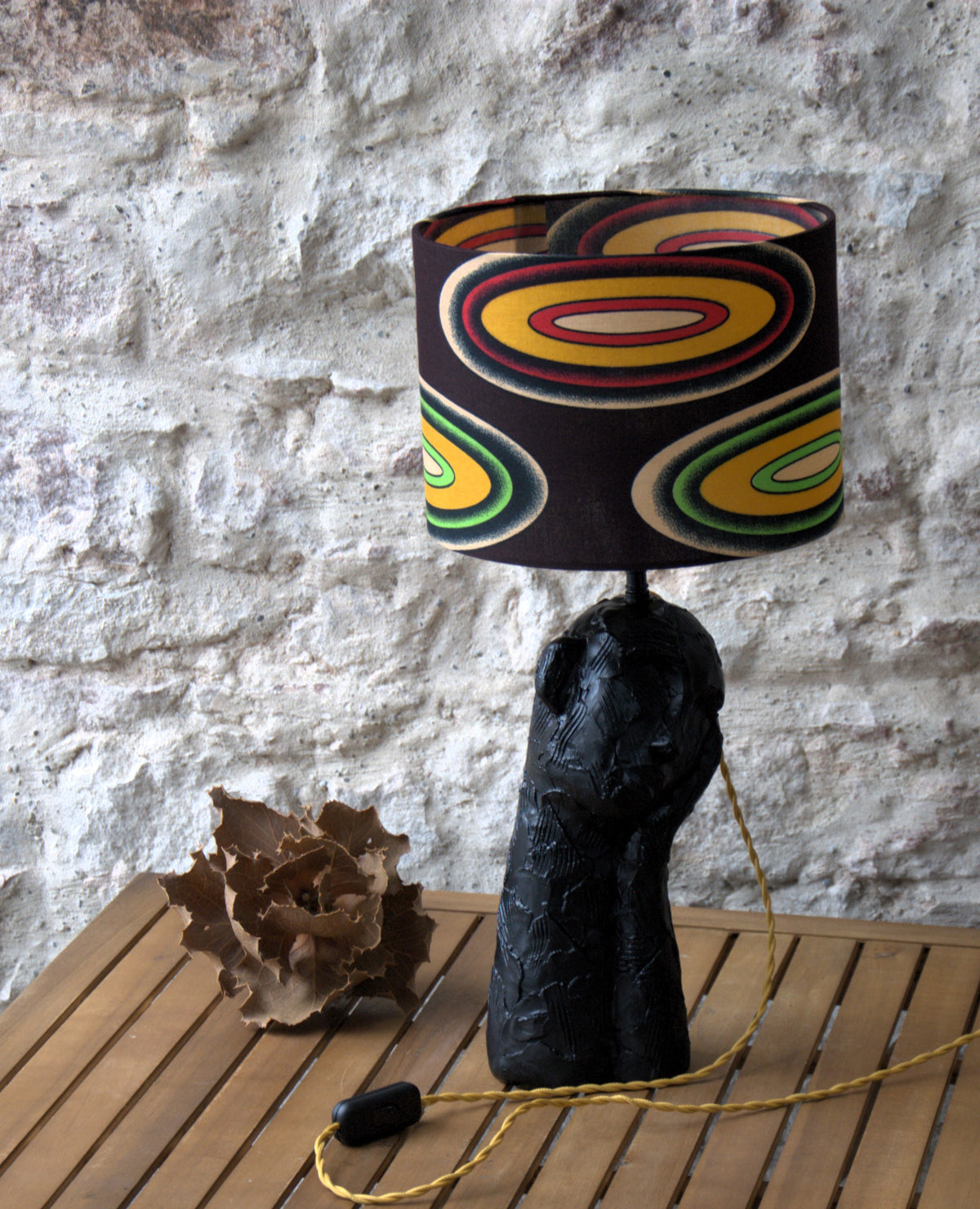 Lampe à poser "Meditare" buste en ciment , abat-jour Cosmos. Pièce unique.