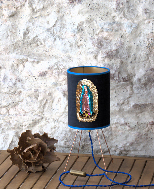 Lampe à poser trépied, abat-jour lin "Virgen de Guadalupe". Pièce unique.