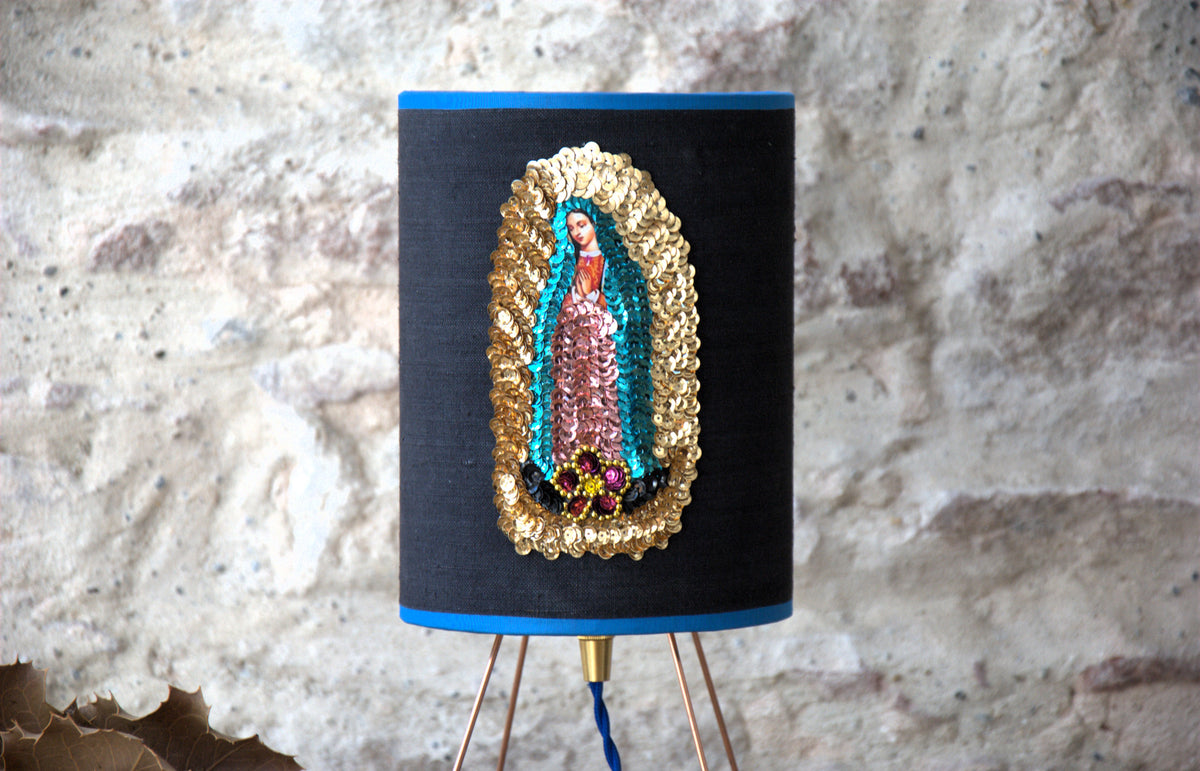 Lampe à poser trépied, abat-jour lin "Virgen de Guadalupe". Pièce unique.