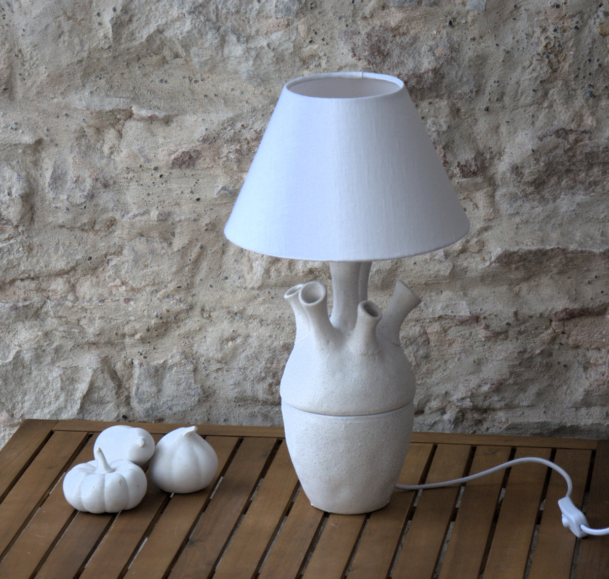 Lampe à poser "Coraline ou le chant de la mer", porcelaine et lin. Pièce unique.