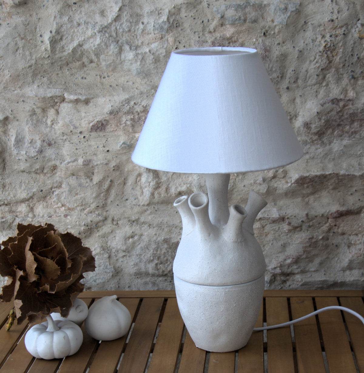 Lampe à poser "Coraline ou le chant de la mer", porcelaine et lin. Pièce unique.