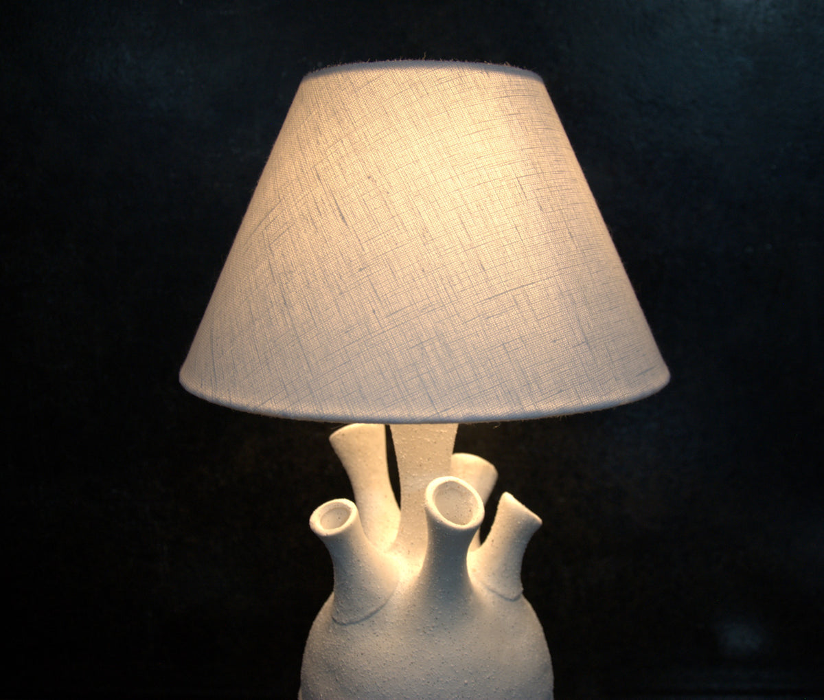 Lampe à poser "Coraline ou le chant de la mer", porcelaine et lin. Pièce unique.