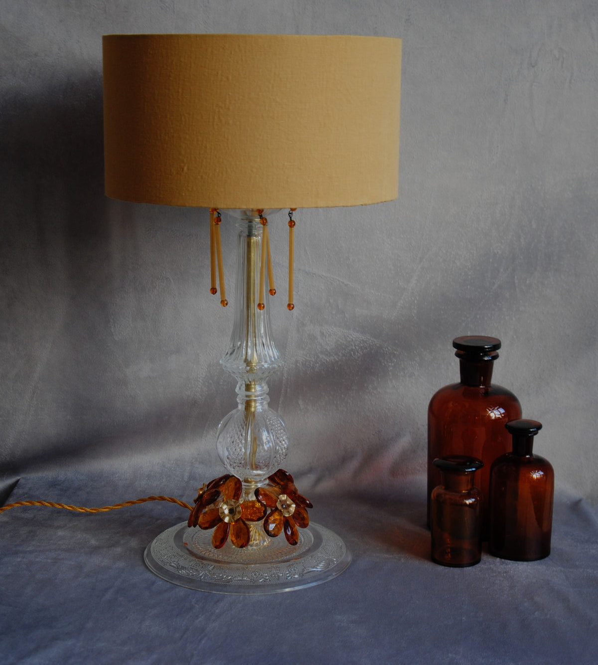 Lampe à poser Ambre, verrerie vintage et abat-jour lin. Pièce unique.