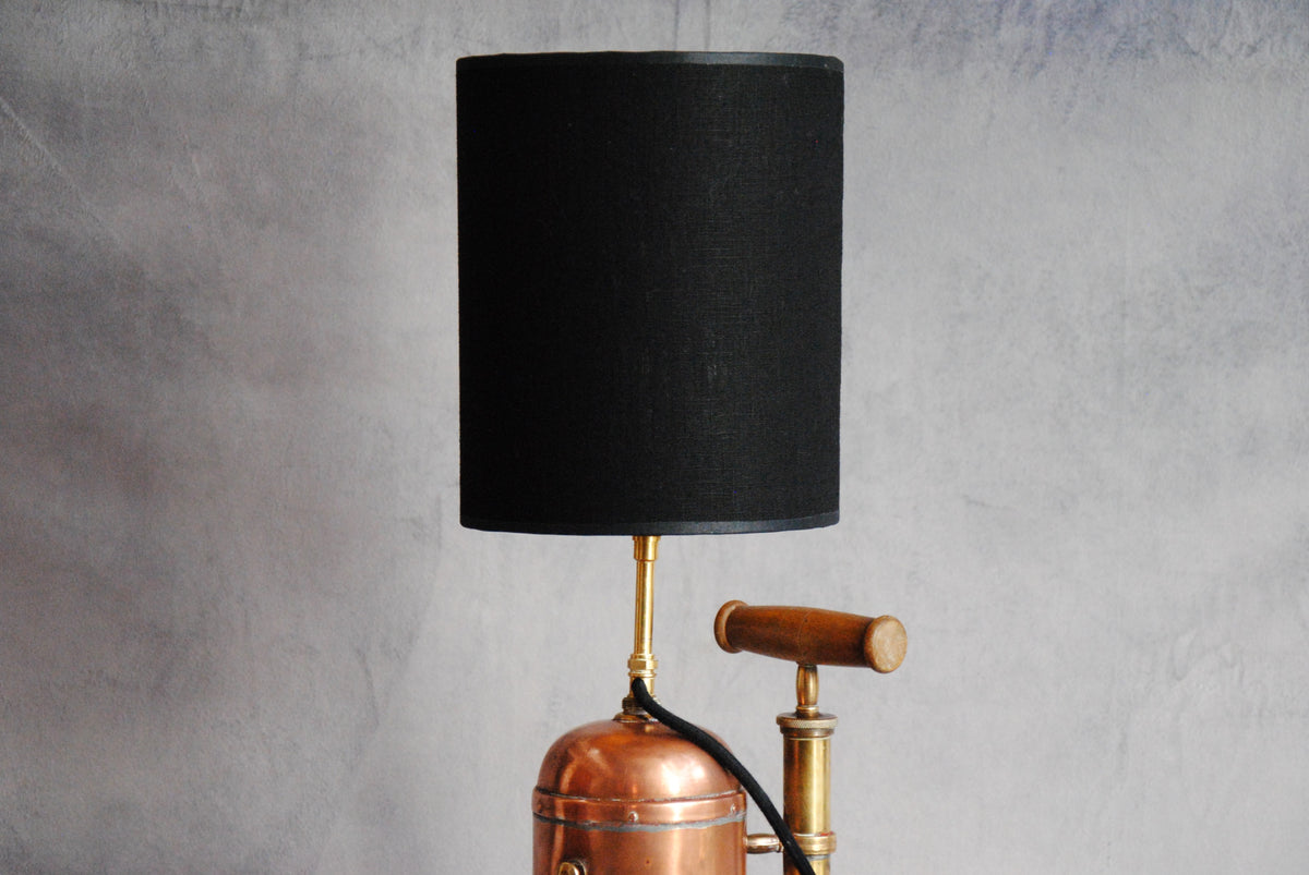 Lampe à poser pulvérisateur cuivre Muratori , abat jour lin noir. Pièce unique.