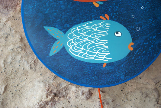 Applique murale enfants "Suspicious Fish", affiche originale poissons multicolores et lin orange.
