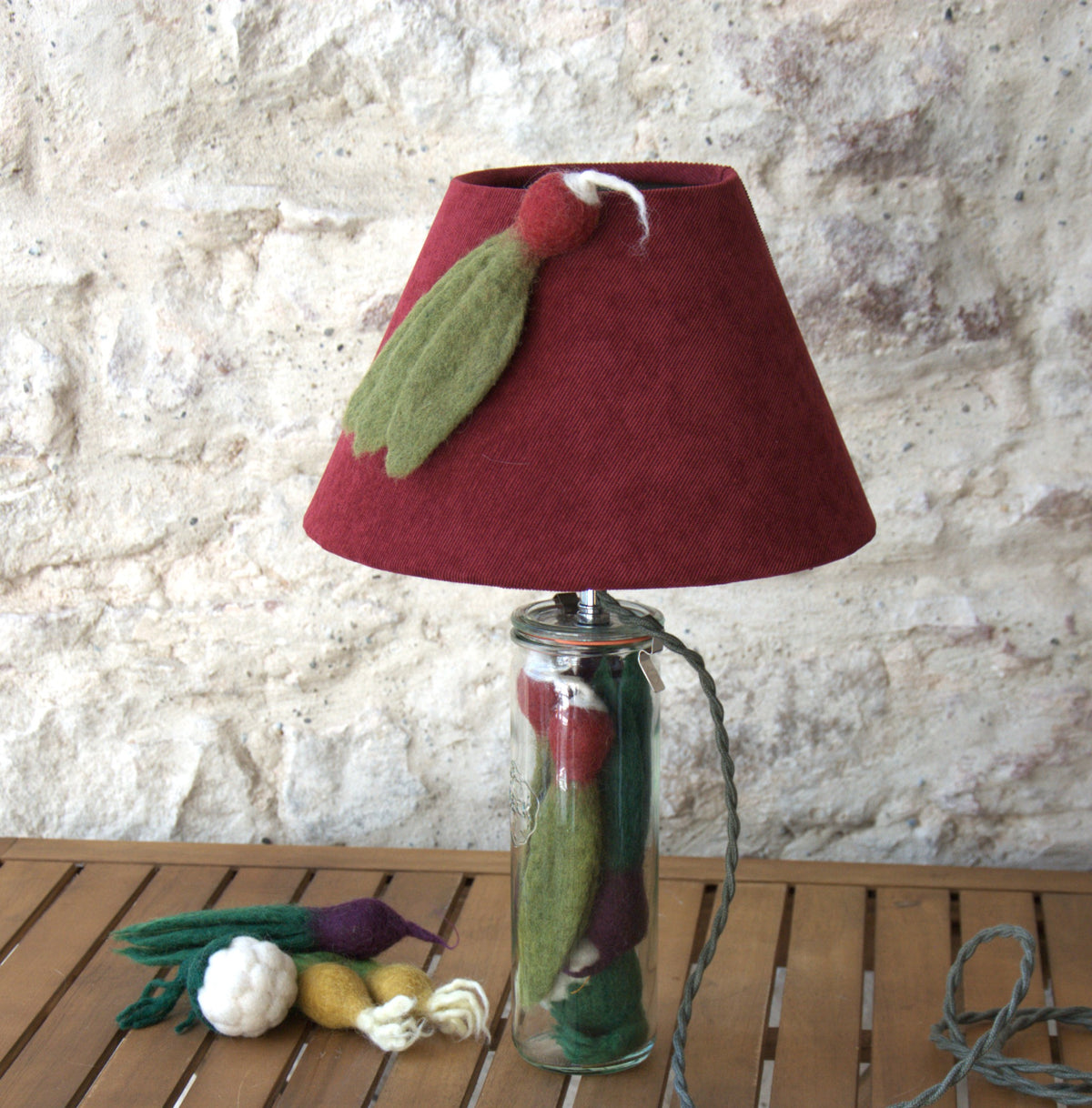 Lampe à poser enfants "Les betteraves", bocal verre et abat-jour velours et lin lavé.
