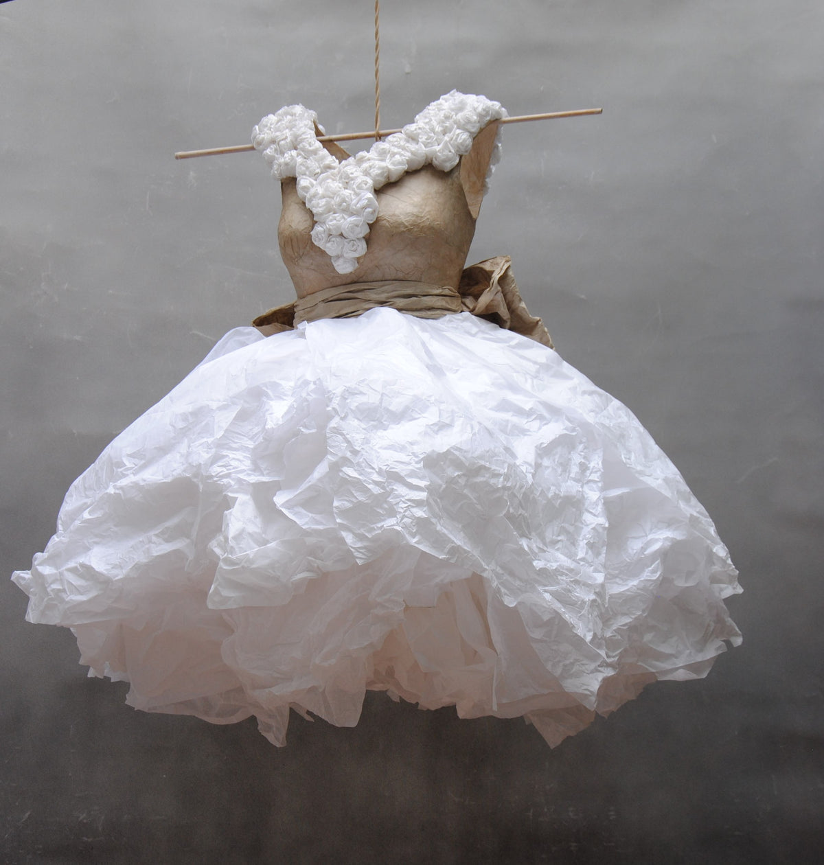 Suspension robe de danseuse ballet , papier népalais et papier de soie. Pièce unique.