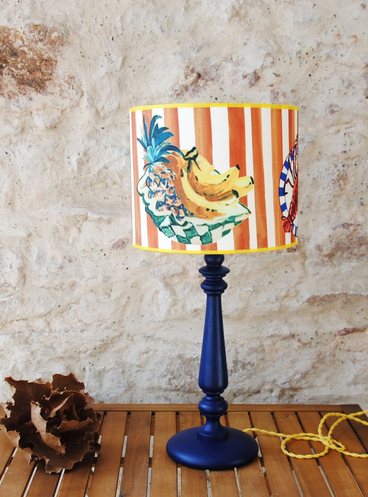 Lampe à poser "les bords de mer" , pied hêtre bleu , abat-jour lin et soie.