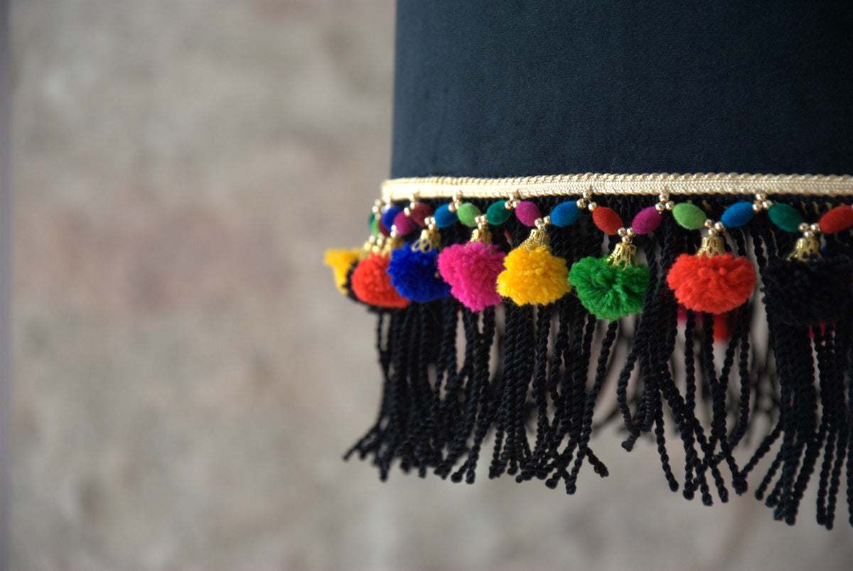Abat-jour tambour velours noir, polyphane doré , franges galon pompons multicolores.