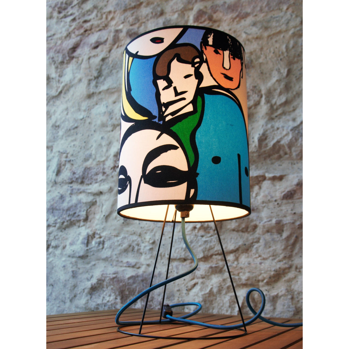 Lampe à poser abat-jour cylindrique recouverte de tissu coton personnages abstraits colorés .
