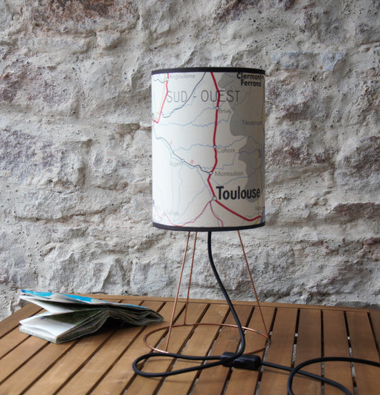Lampe à poser abat-jour ancienne carte scolaire transports sud de la France sur socle tripode en laiton brut