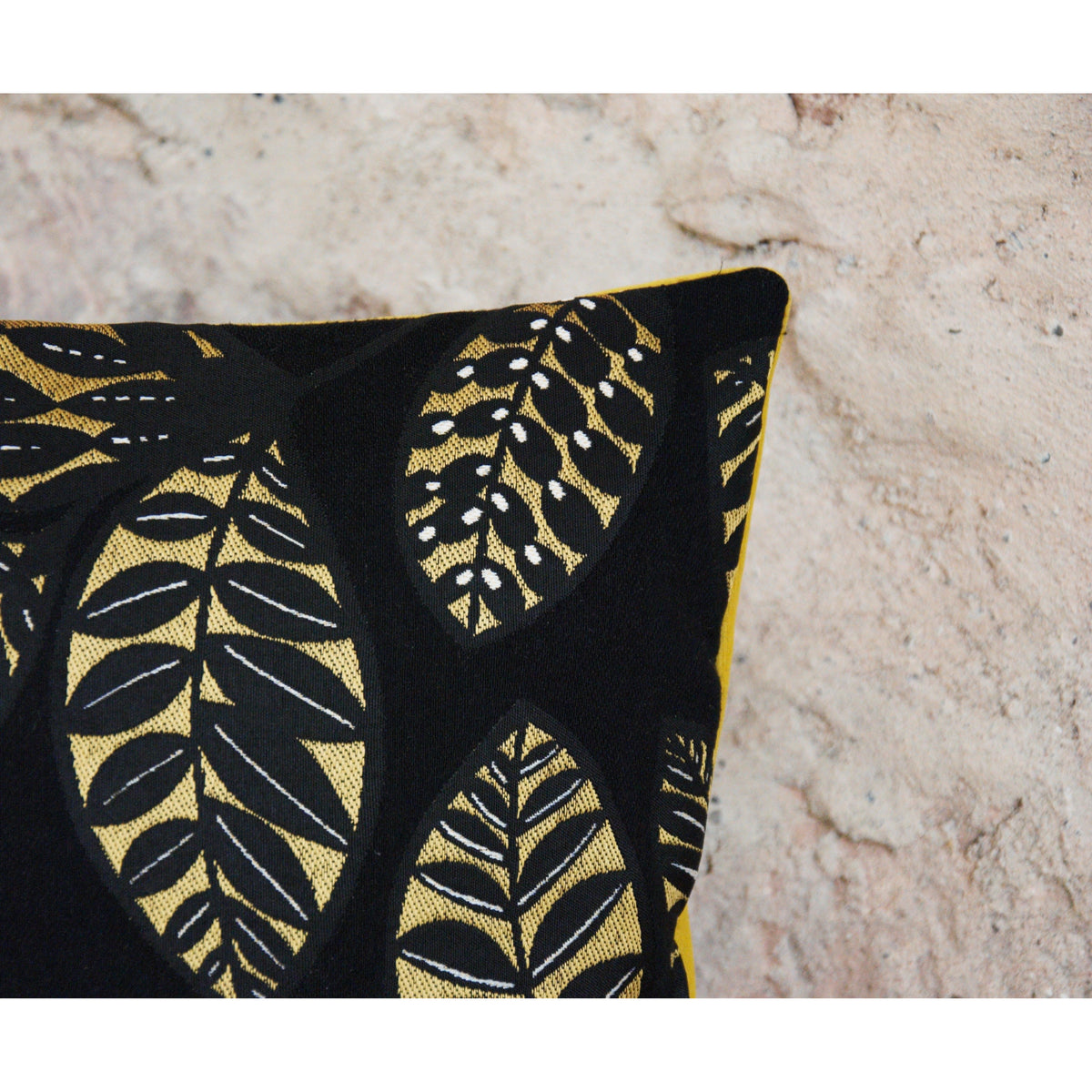 Coussin décoratif en jacquard et velours noir et jaune , feuillage ethnique de la maison Thevenon.