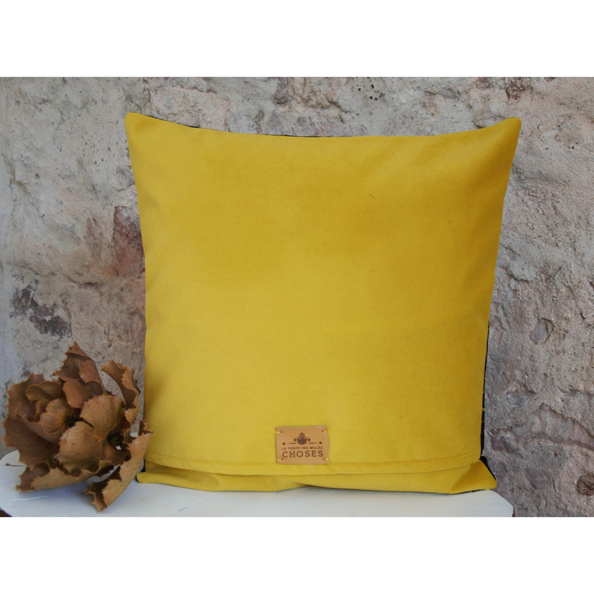 Coussin décoratif en jacquard et velours noir et jaune , feuillage ethnique de la maison Thevenon.