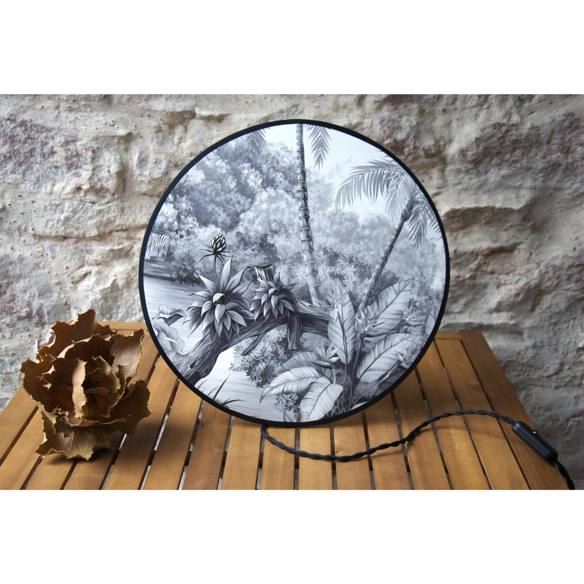Applique murale éclipse, polyphane transparent, papier peint "Tangled Jungle" noir et blanc de chez Photowall.