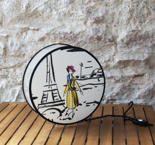 Lampe à poser sur carcasse d'abat-jour double face pieds en cuivre, papier peint intissé de la marque Manuel Canovas.