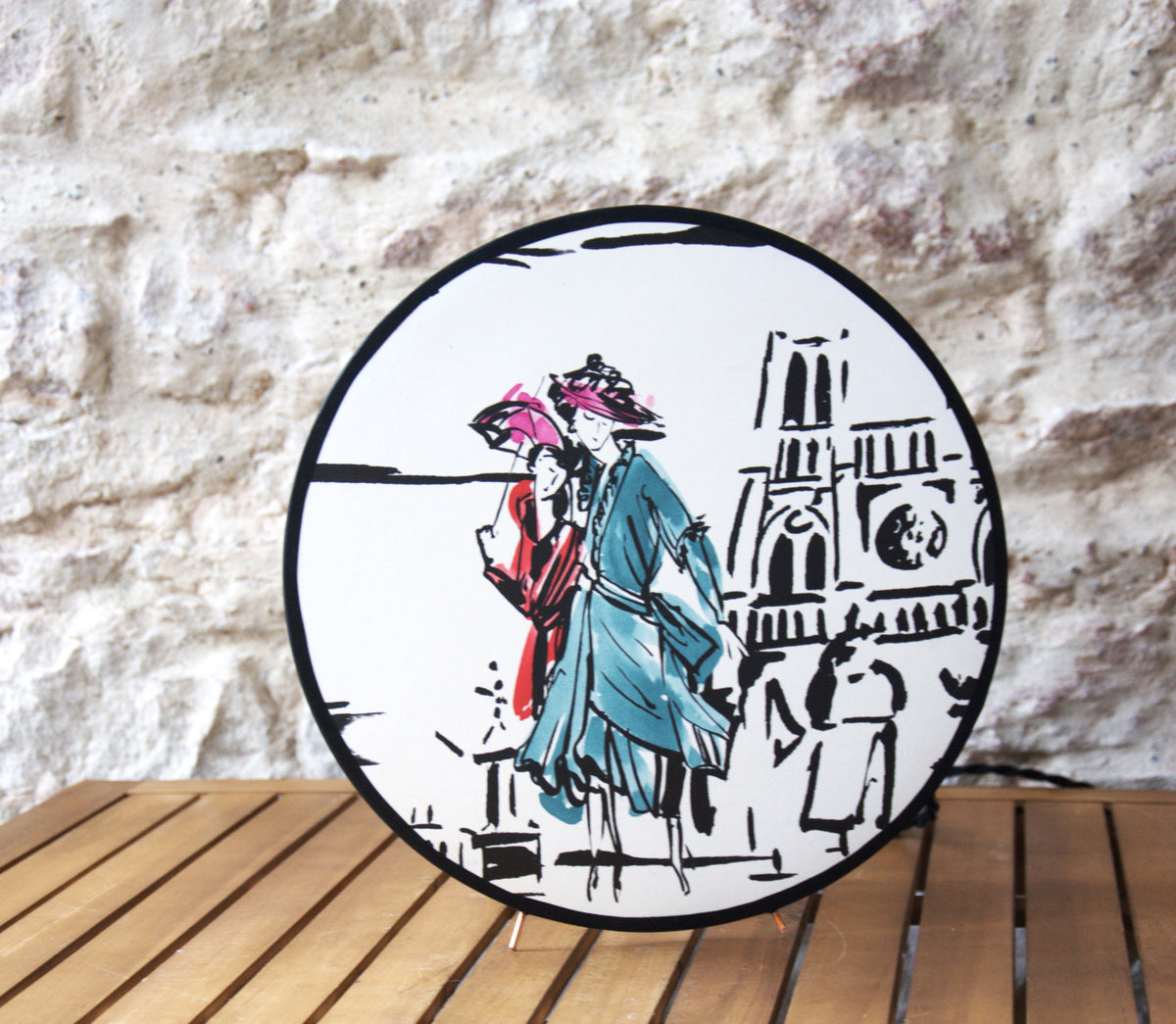 Lampe à poser sur carcasse d'abat-jour double face pieds en cuivre, papier peint intissé de la marque Manuel Canovas.