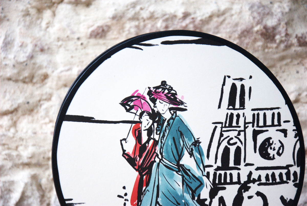Lampe à poser sur carcasse d'abat-jour double face pieds en cuivre, papier peint intissé de la marque Manuel Canovas.