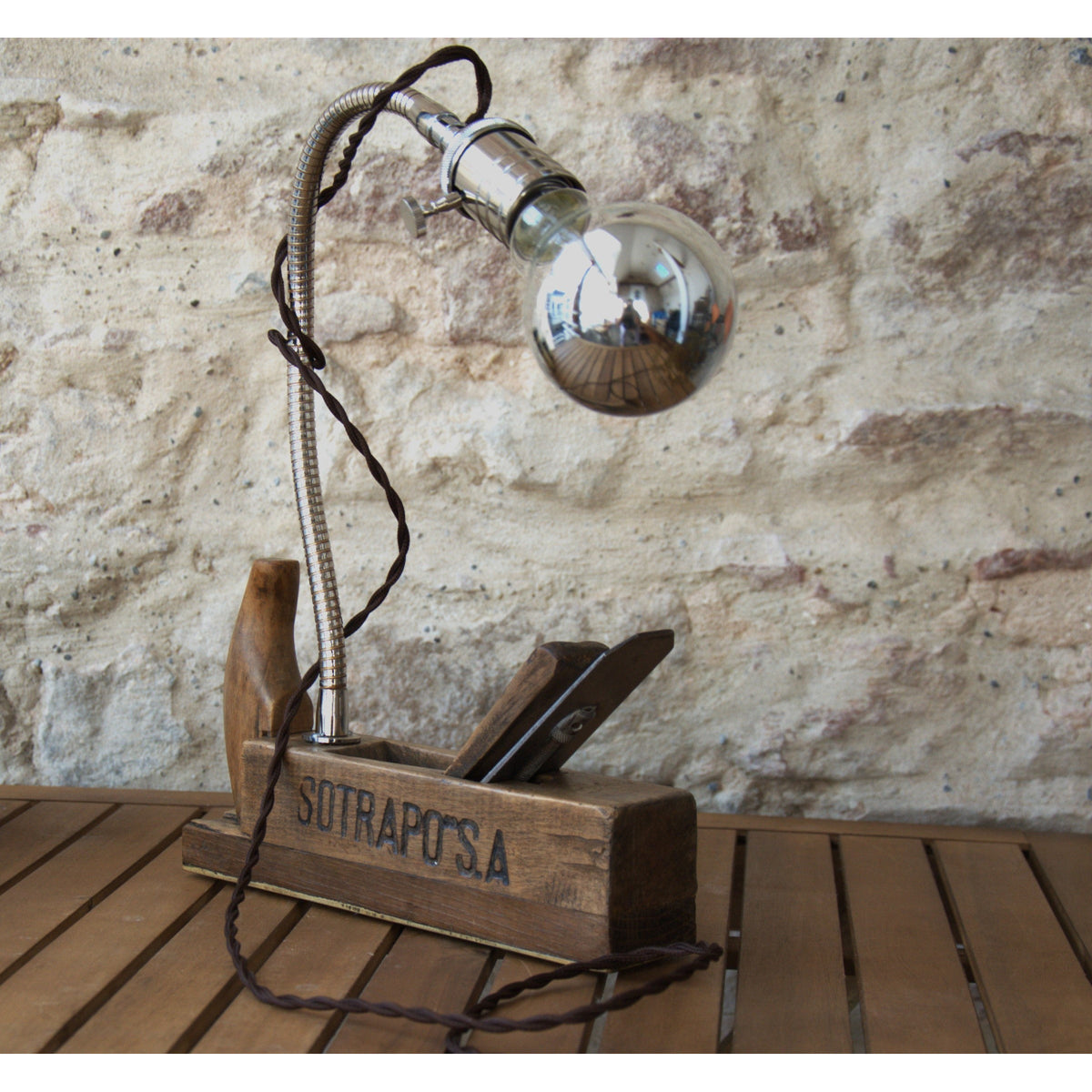 Lampe à poser rabot ébénisterie SOTRAPO SA vintage, flexible chromé ,ampoule calotte argent. Pièce unique