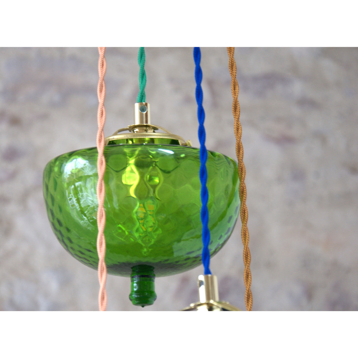 Suspension farandole de toupies anciennes réservoir à pétrole colorées verre soufflé.