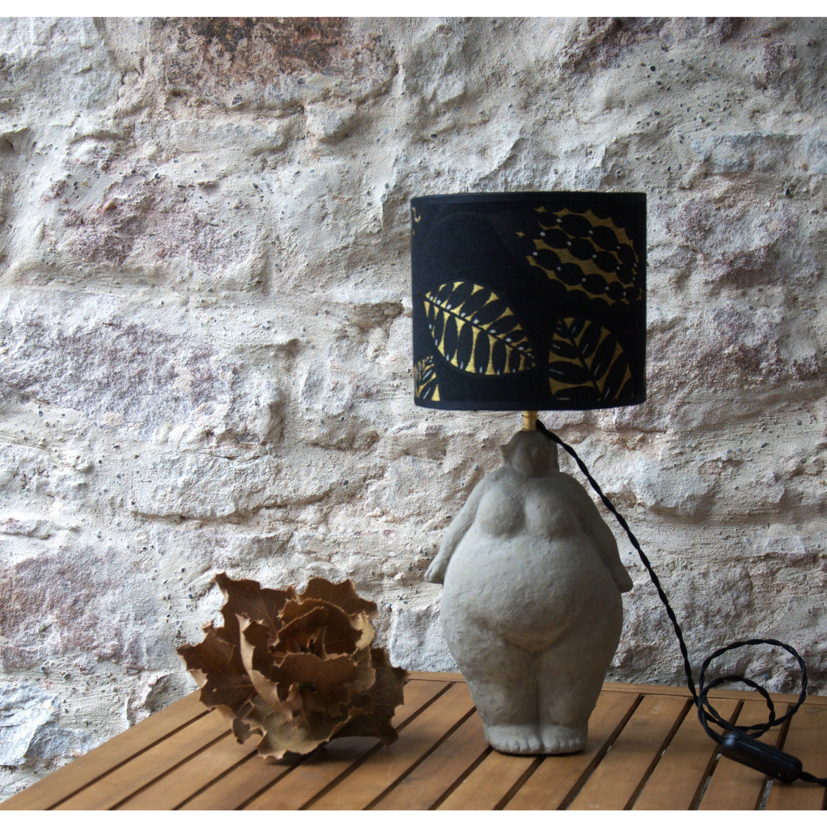 Lampe à poser sculpture femme ciment, abat jour tambour Thevenon.