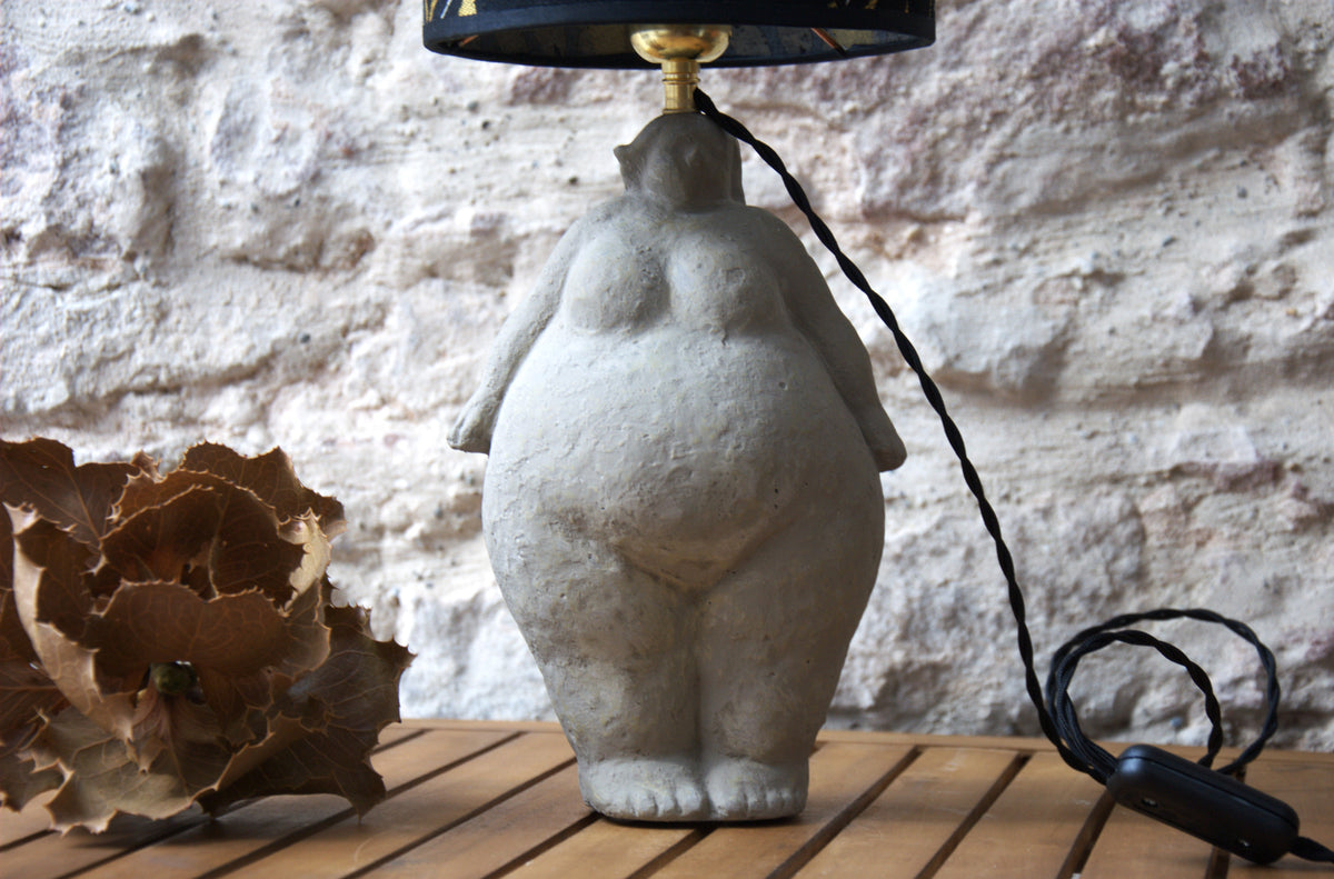 Lampe à poser sculpture femme ciment, abat jour tambour jacquard Thevenon.