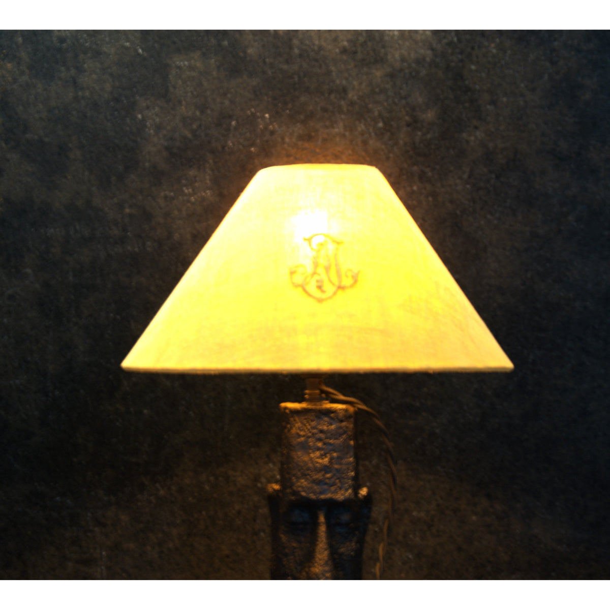 Lampe à poser Tyros abat jour conique lin, pièce unique.