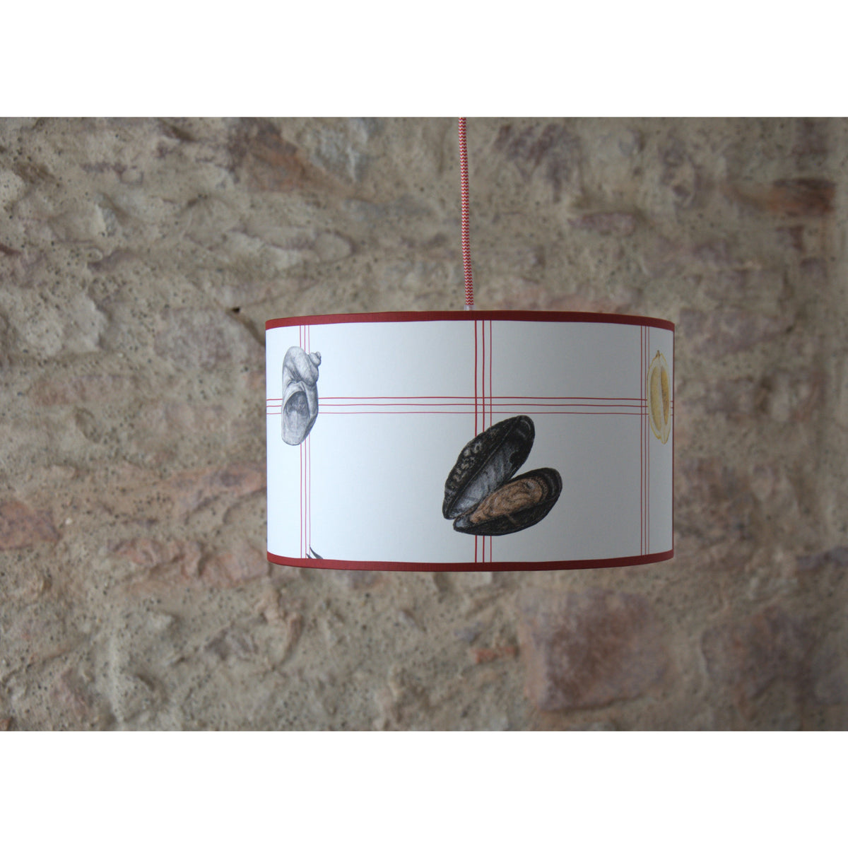 Suspension abat-jour tambour cuisine, habillage papier peint bord de mer.