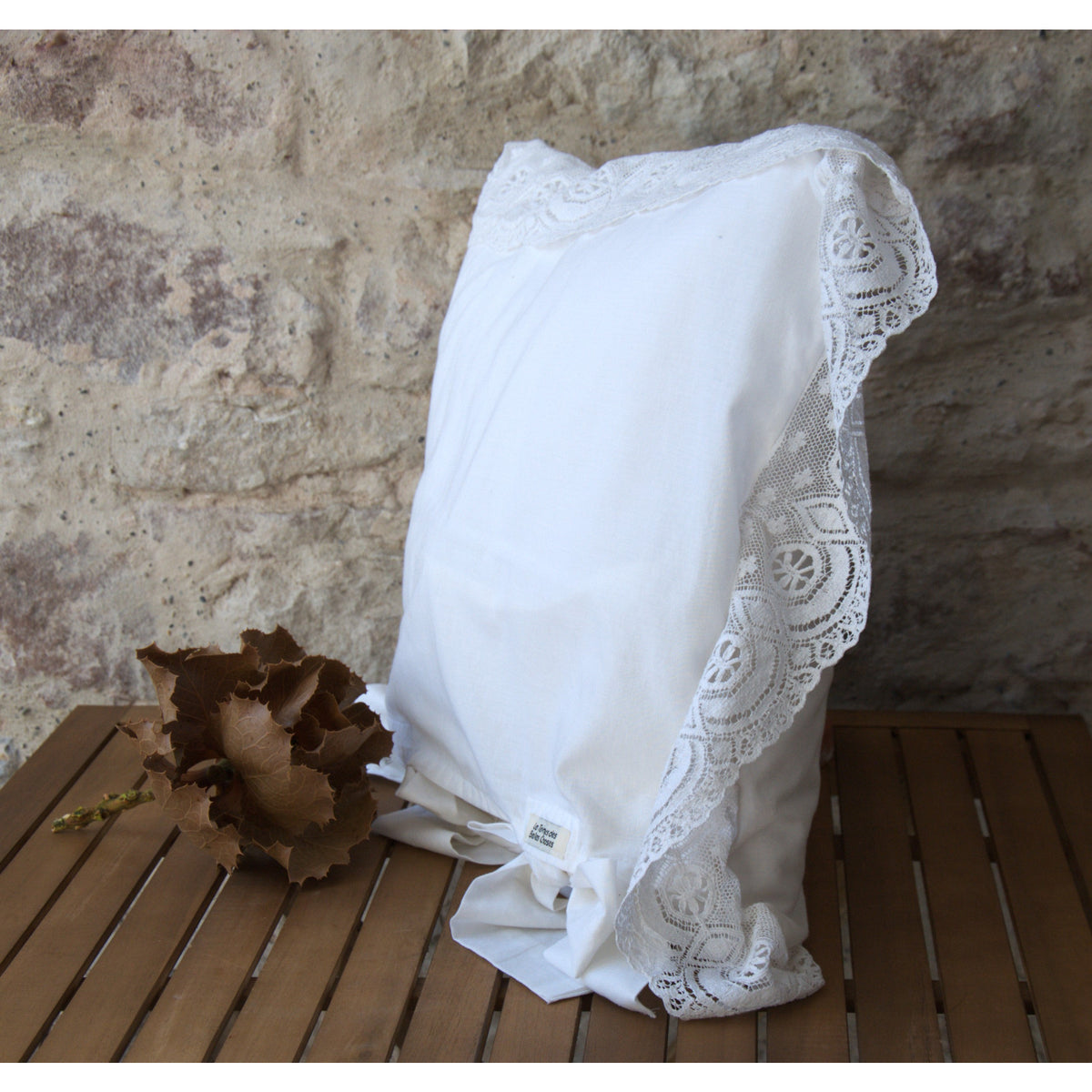 Coussin décoratif coton ancien, nouettes au dos, froufrous broderie.