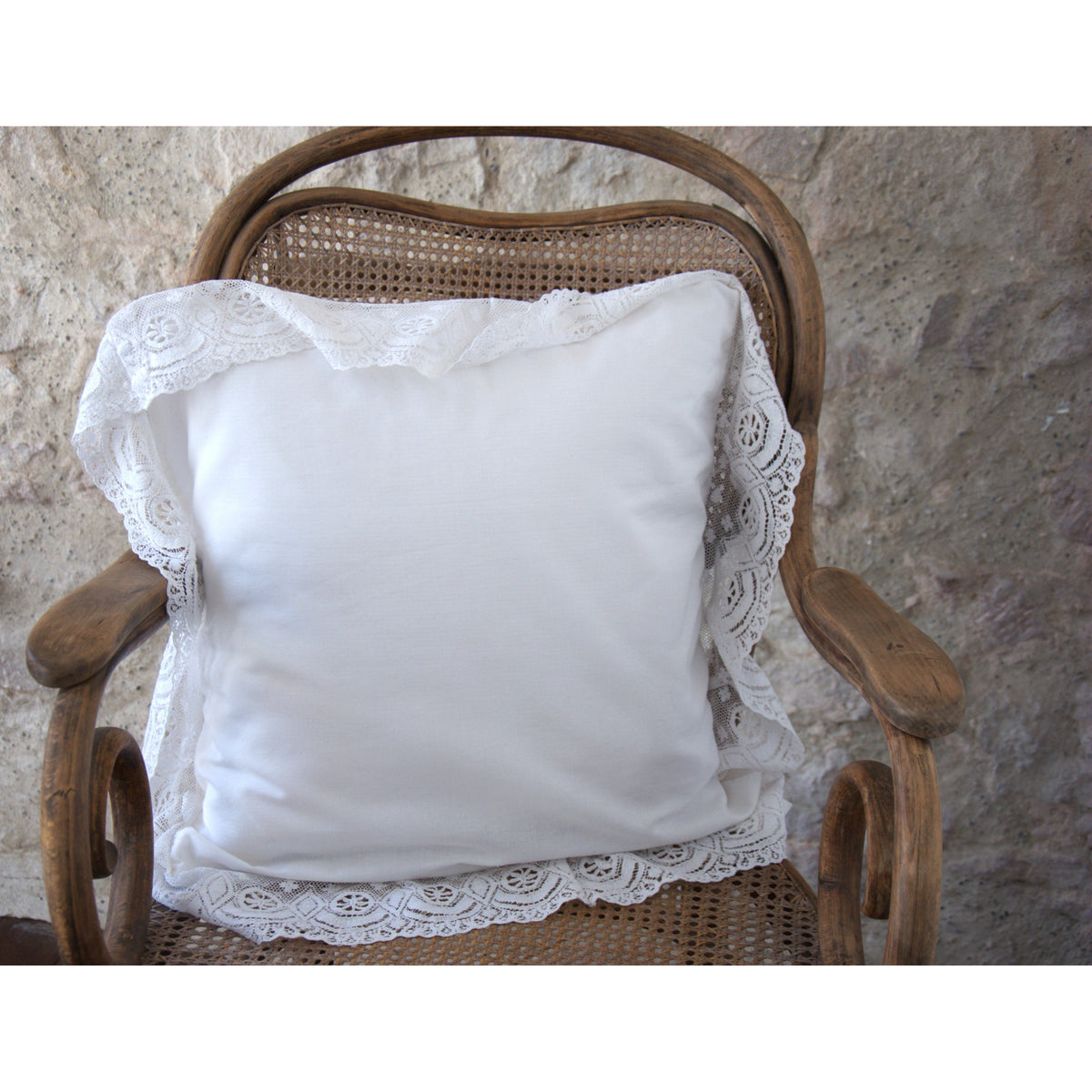 Coussin décoratif coton ancien, nouettes au dos, froufrous broderie.
