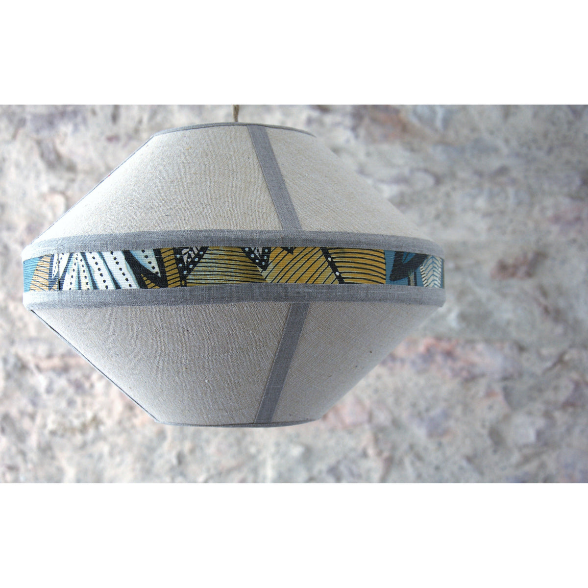 Suspension abat-jour "Soucoupe" , tissu beige fibres de bananier et papier peint.