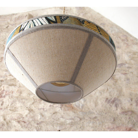 Suspension abat-jour "Soucoupe" , tissu beige fibres de bananier et papier peint.