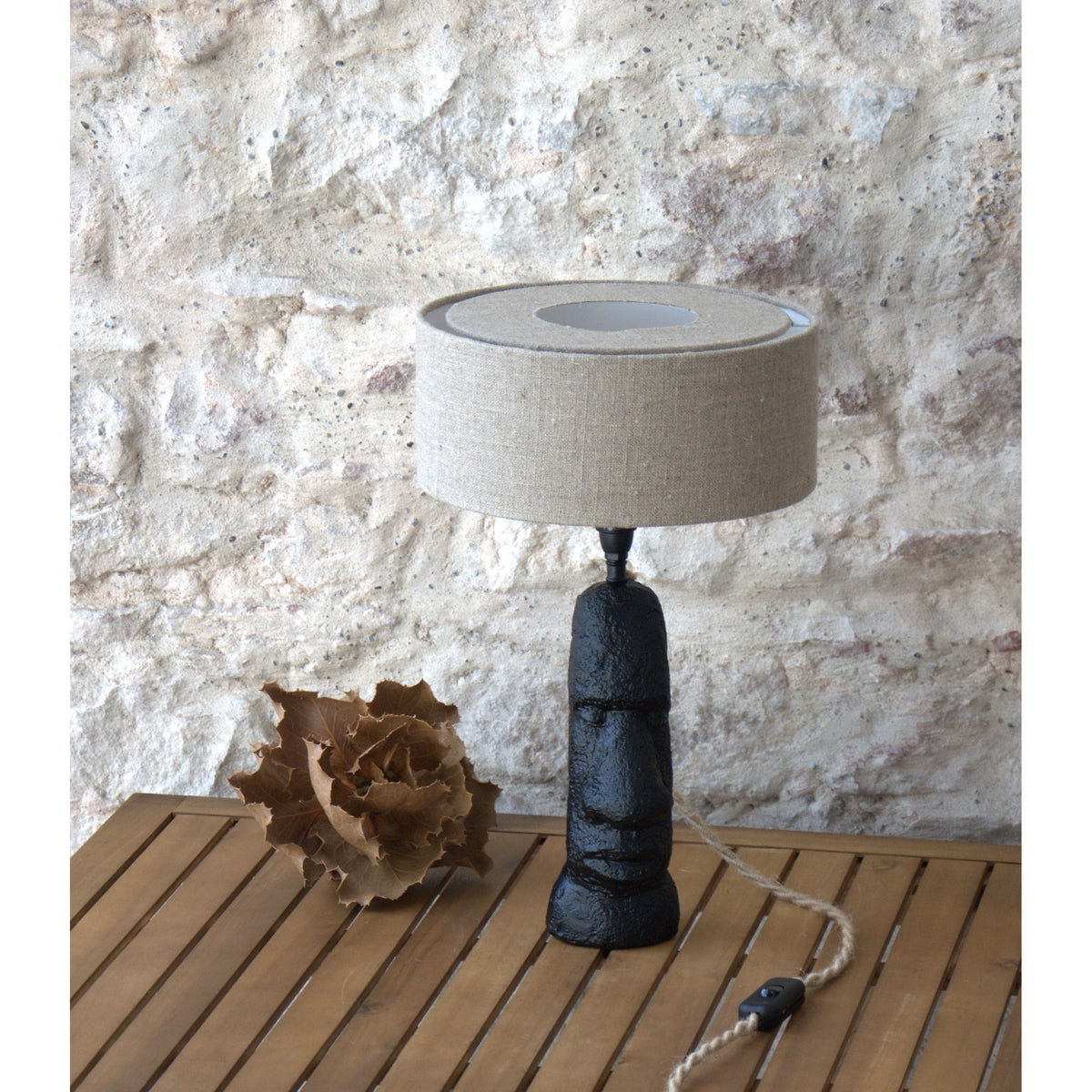 Lampe à poser buste figuratif homme, abat-jour tambour lin brut. Pièce unique.