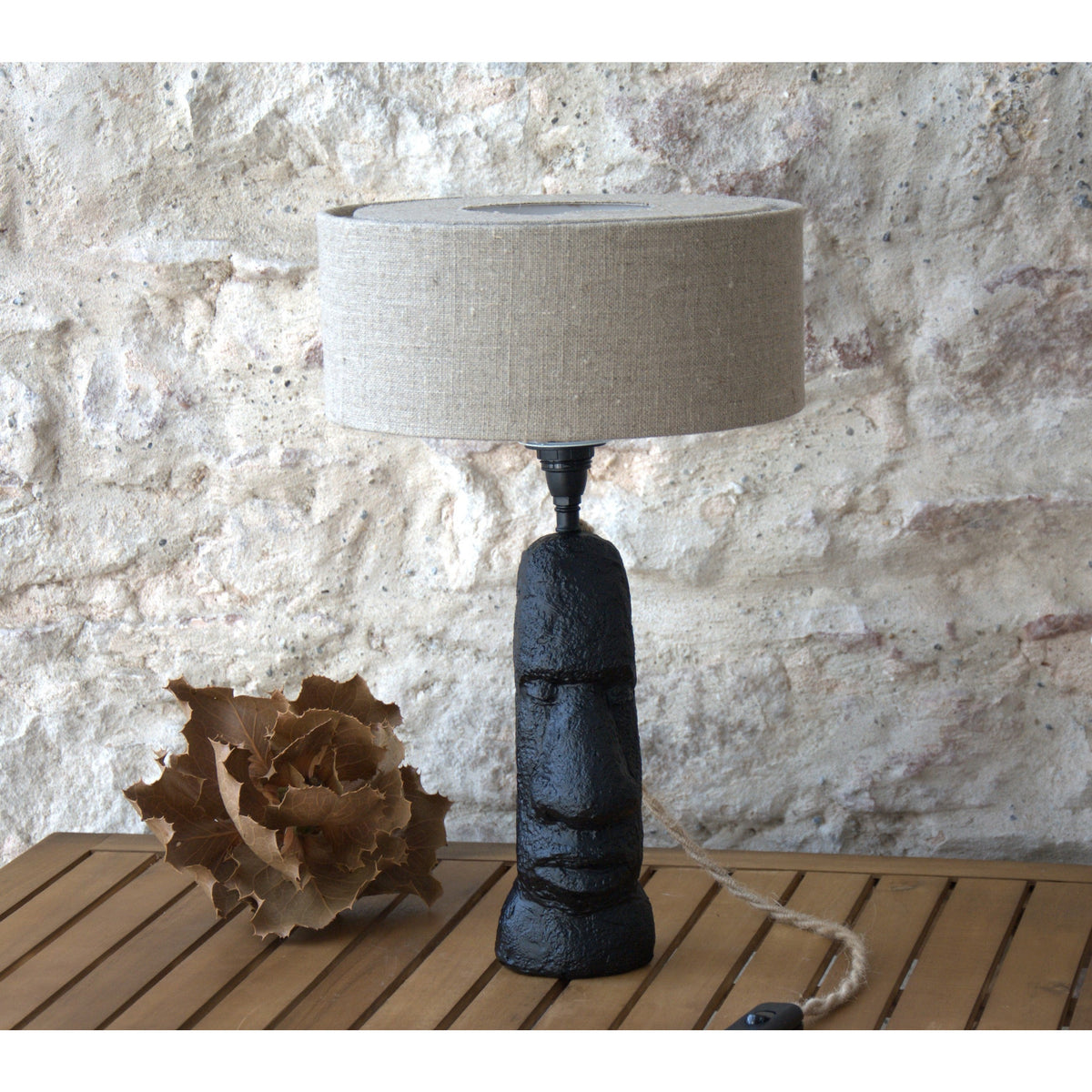 Lampe à poser buste figuratif homme, abat-jour tambour lin brut. Pièce unique.