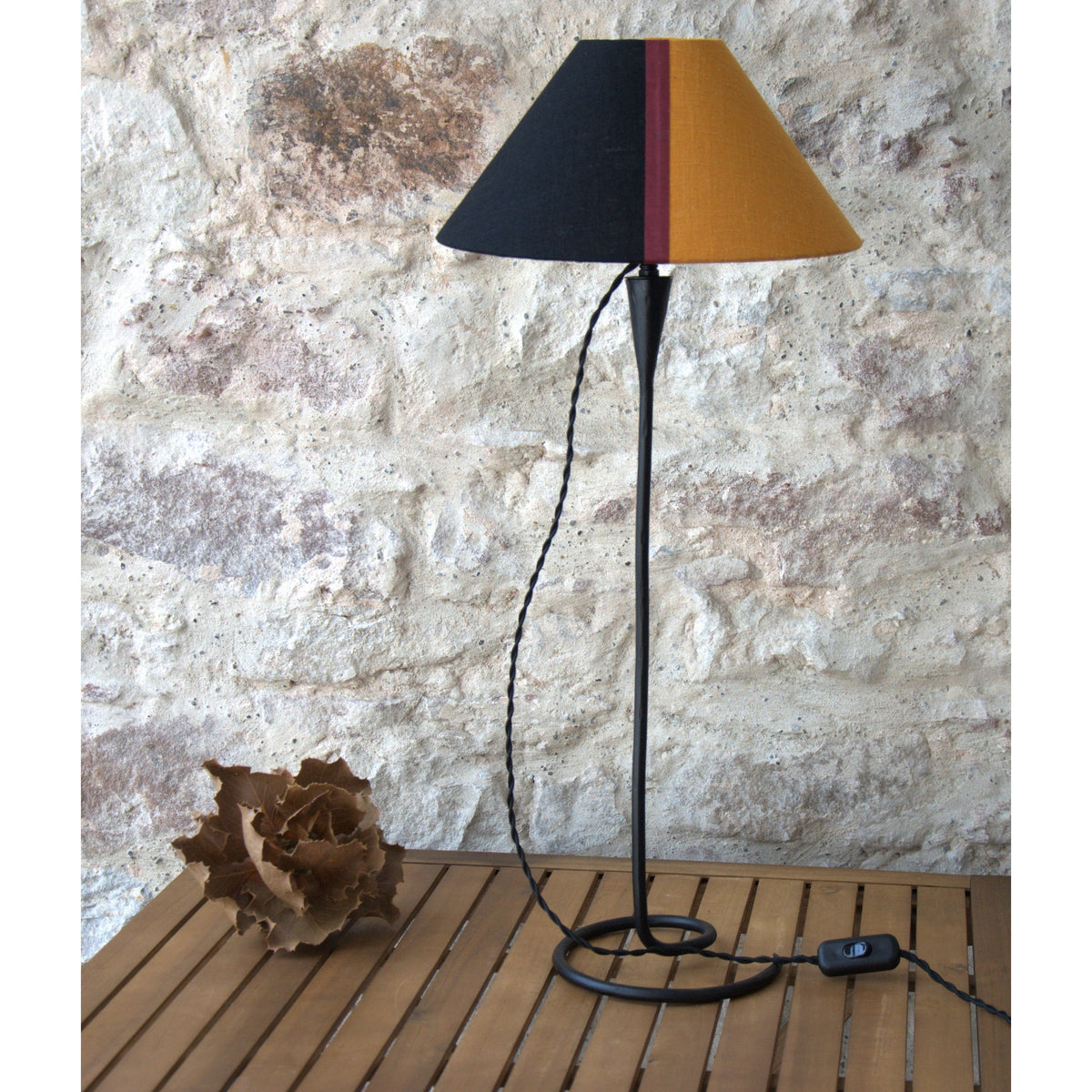 Lampe à poser bougeoir fer forgé , abat-jour conique lin .