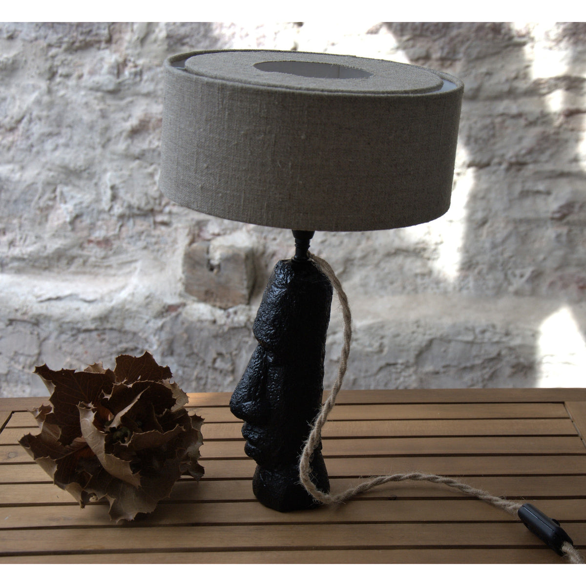 Lampe à poser buste figuratif homme, abat-jour tambour lin brut. Pièce unique.