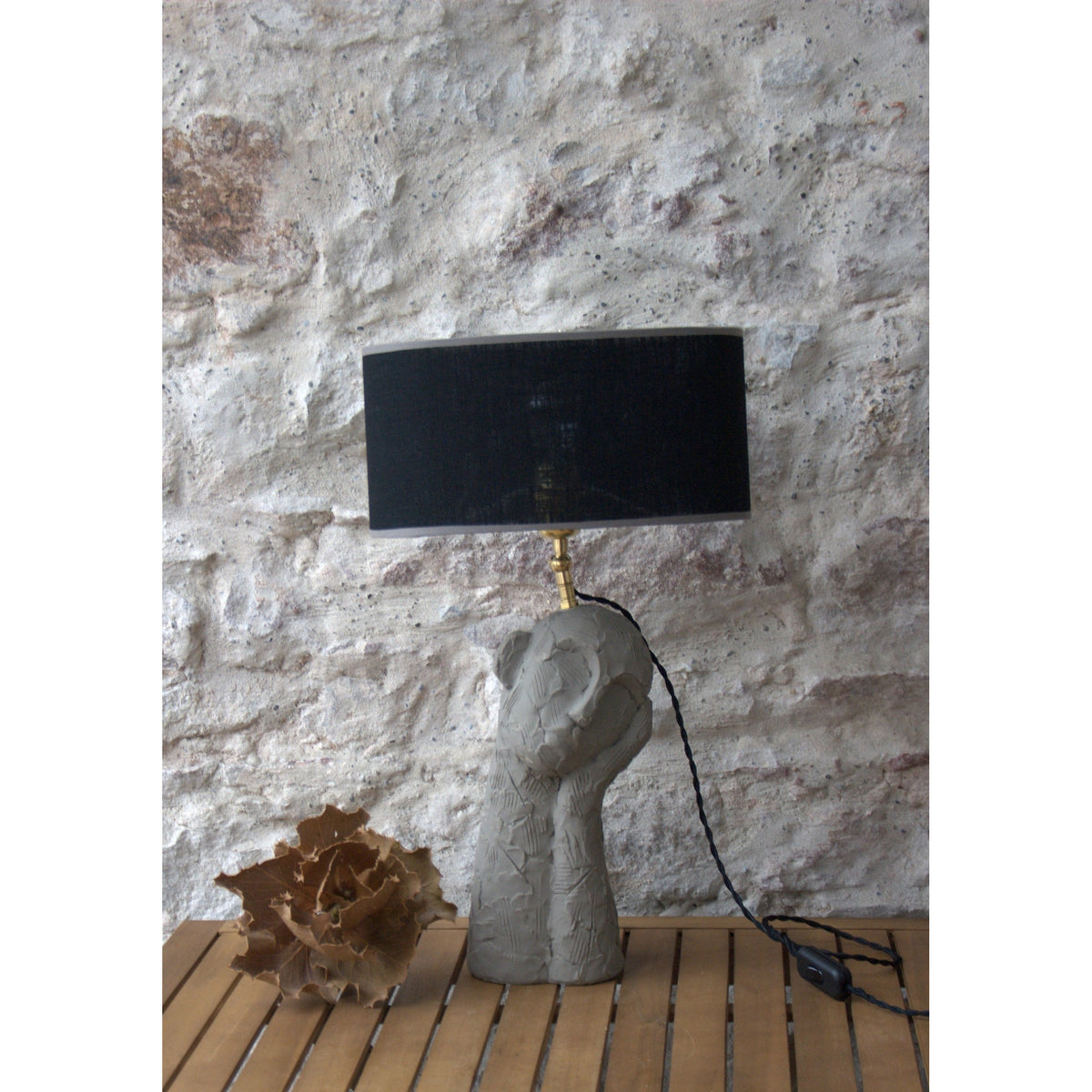 Lampe à poser sculpture ciment , abat jour ovale lin noir.