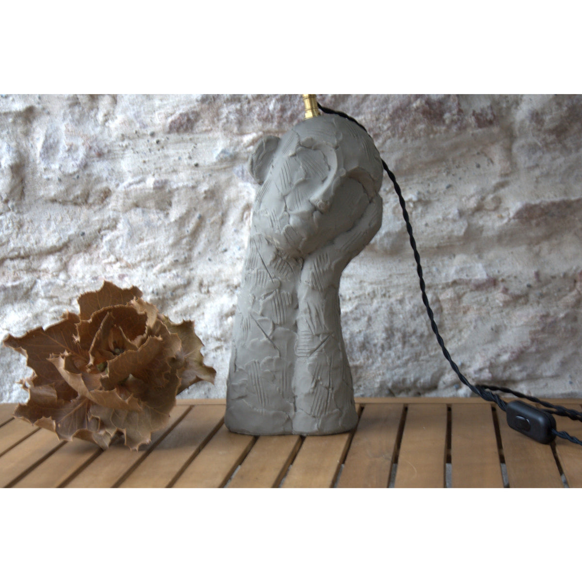 Lampe à poser sculpture ciment , abat jour ovale lin noir.