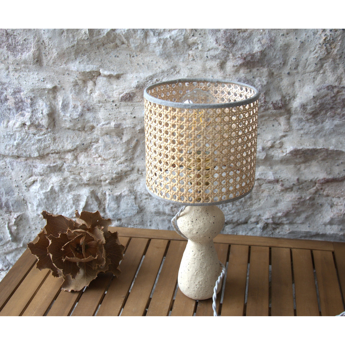 Lampe à poser chandelier, abat-jour rotin naturel.