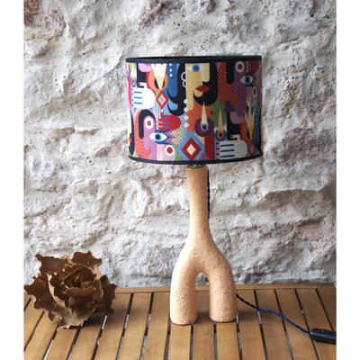 Lampe à poser vase céramique, abat jour tambour jacquard figures abstraites de femmes.