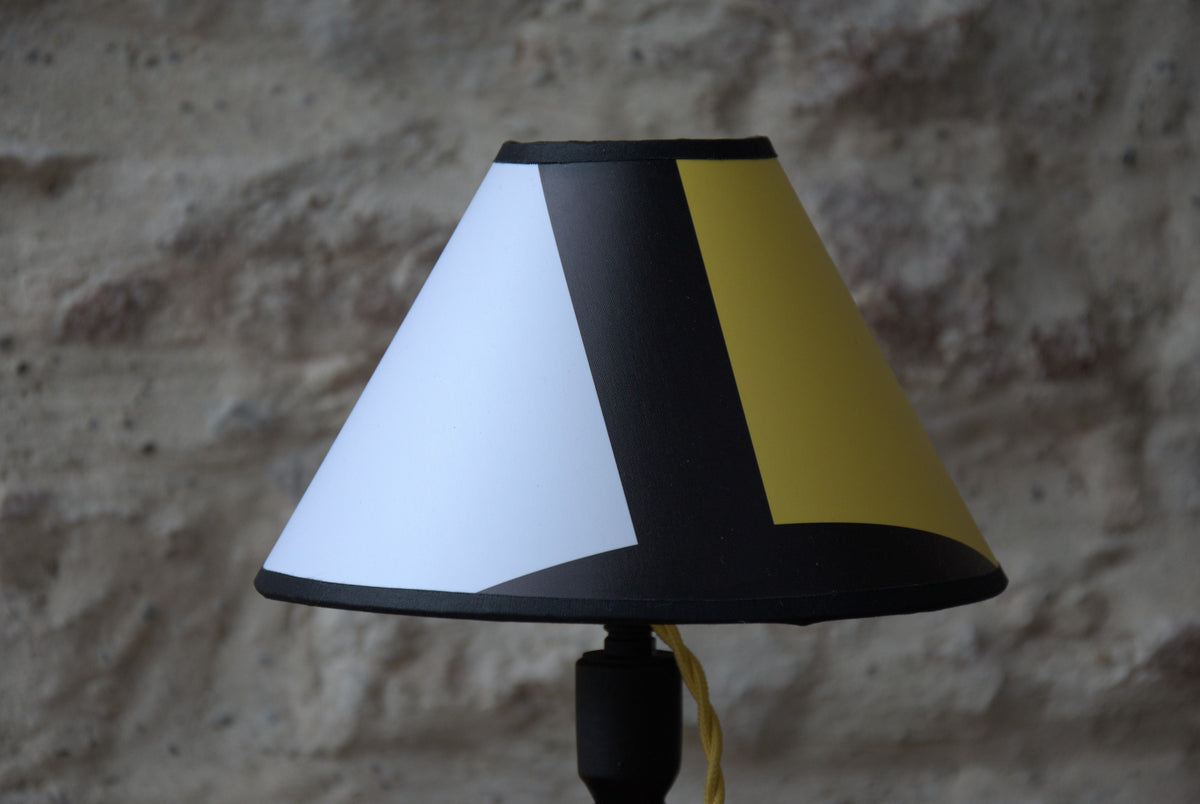 Lampe à poser bougeoir fonte et abat jour conique Mondrian.