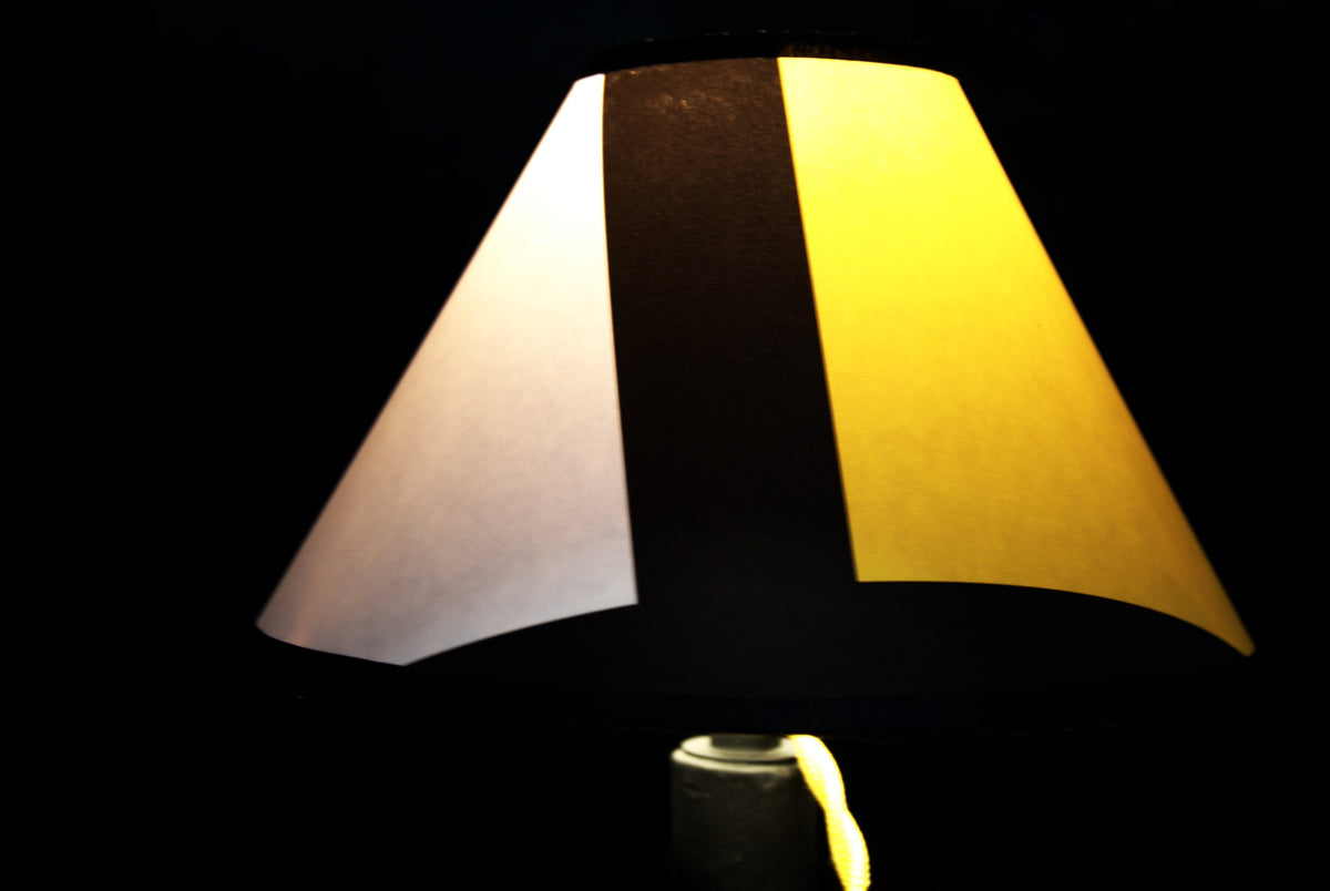 Lampe à poser bougeoir fonte et abat jour conique Mondrian.