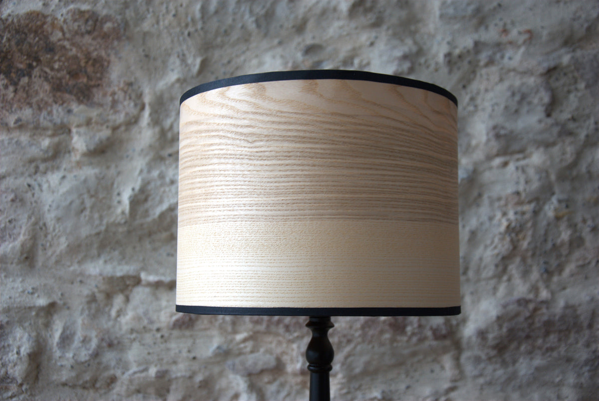 Lampe à poser pied pin noir, abat-jour merisier. Pièce unique.