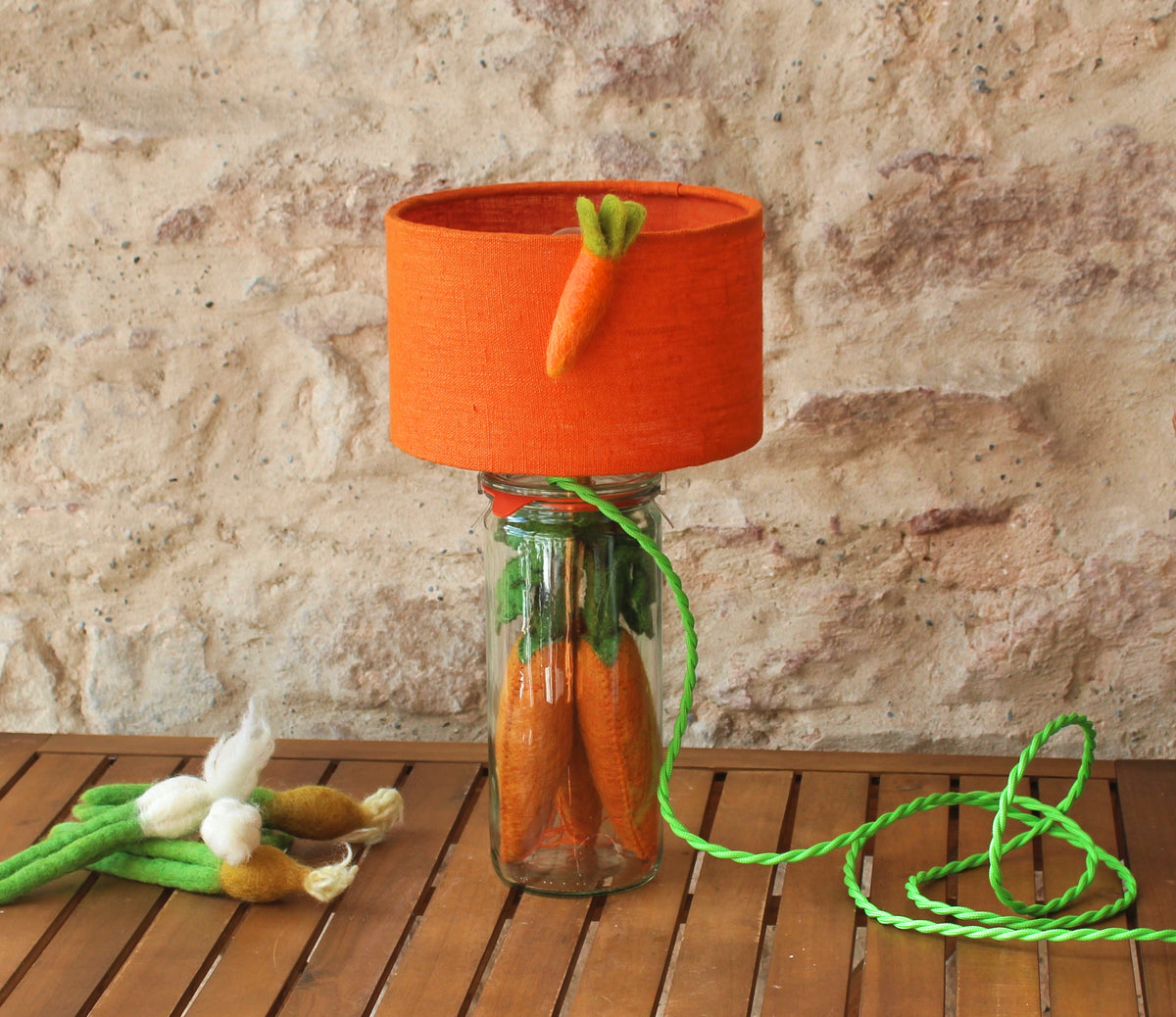 Lampe à poser enfants "Les carottes sont cuites", bocal en verre, abat-jour lin.