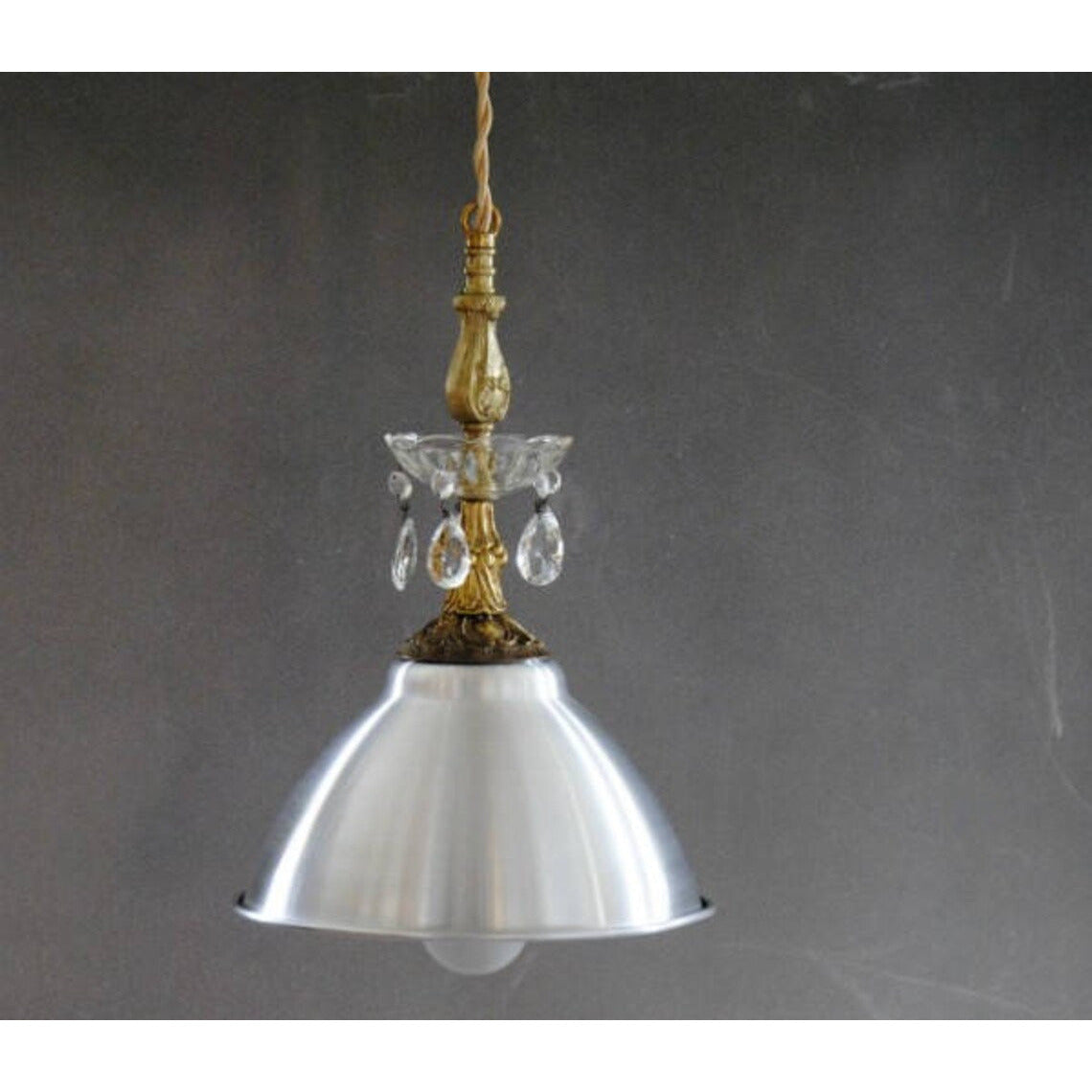 Suspension lumineuse: " Mélange de styles". Pièce unique.
